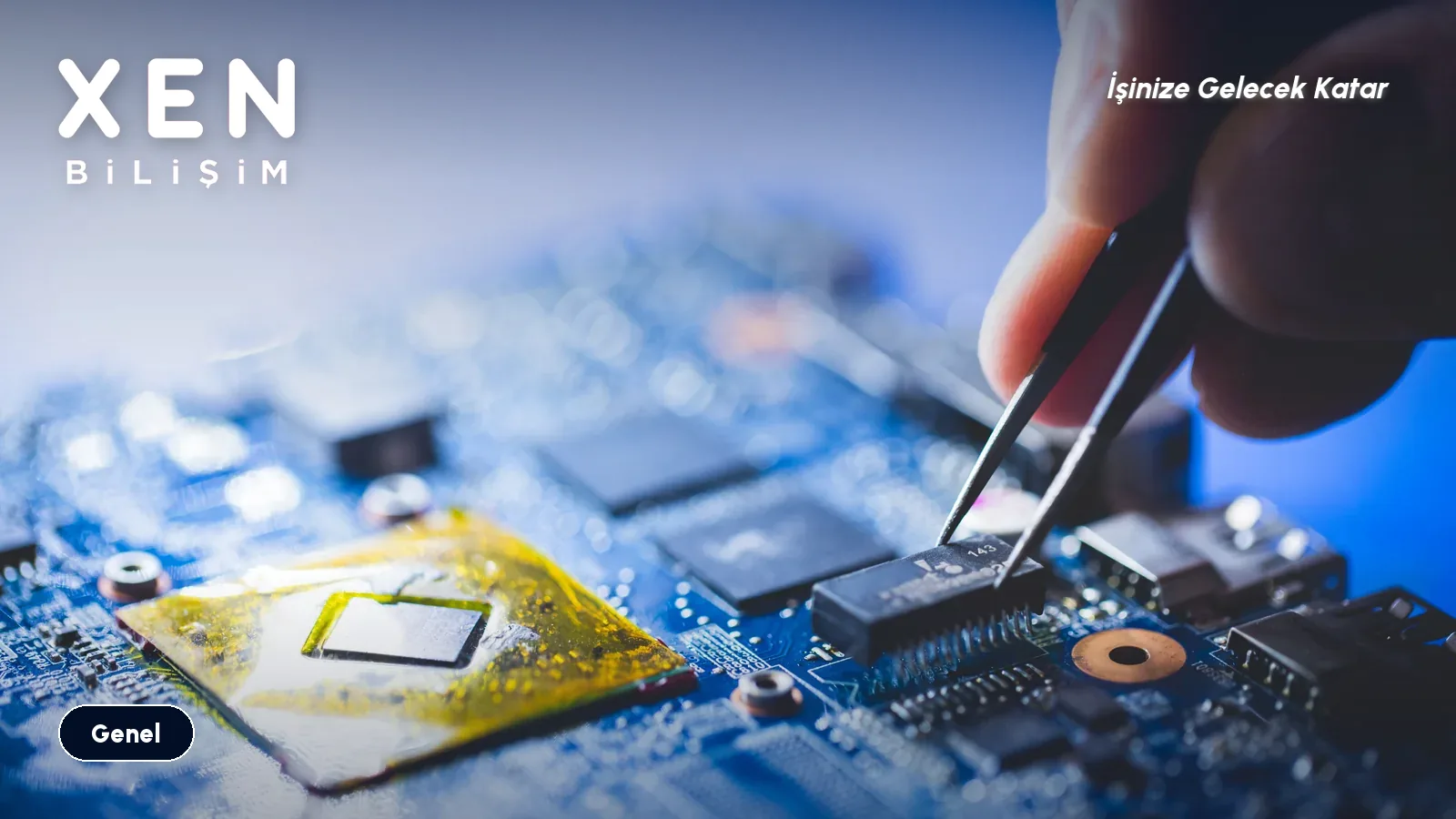 Cımbızla anakart üzerine elektronik bileşen yerleştiren teknisyenin yakın çekimi — Xen Bilişim