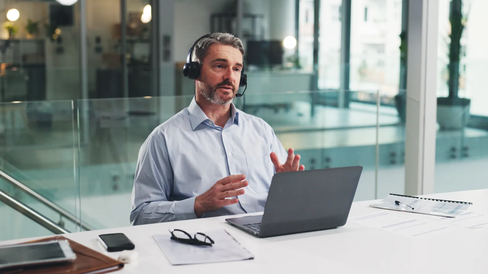 IT Help Desk: In-House Team or Outsourced Support? SME Guide